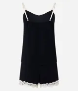 Pijama short doll Lov compuesto por una musculosa negra con escote en V y tirantes finos regulables, y un short a juego. Ambas prendas cuentan con delicados detalles de encaje en contraste en los bordes.