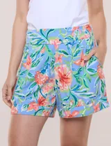 Short de calce relajado de rayón, con estampado floral en tonos celestes, naranjas y verdes. Cuenta con pretina lisa en el delantero y elástico posterior, bolsillos diagonales y pierna ancha.
