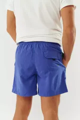 Short de baño de corte clásico, color azul marino, con cintura elástica y cordón ajustable. Cuenta con dos bolsillos laterales y un bolsillo trasero con cierre de velcro.