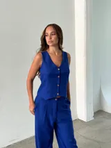 Pantalón de vestir color amarillo, de corte recto y tiro alto, confeccionado en tela crepé.