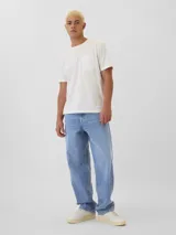 Pantalón jean de hombre en tono celeste claro (light wash), con diseño baggy de corte ancho y relajado.