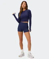 Short deportivo de color azul marino, tiro alto con cintura ancha y diseño ajustado, con una longitud de entrepierna corta.