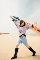 Bermuda de jean color negro, con corte recto y largo hasta la rodilla.