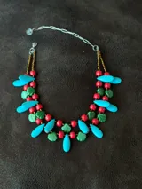 Collar doble con cadena de acero quirúrgico, mostacillas rojas, cuentas de cristal checo verdes y piedras reconstituidas turquesas en forma de gota y hoja.