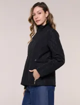 Campera negra capitoneada con diseño acolchado de rombos, cuello alto, cierre frontal y bolsillos laterales con cierre.