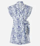 Enterito corto blanco con estampado de mandalas azules, cuello en V, mangas cortas y lazo lateral.