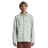 Camisa celeste con estampado de flores blancas y amarillas, de manga larga y corte clásico. Tiene un bolsillo en el pecho izquierdo y botones de color madera.