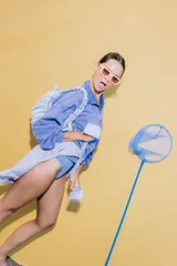 Bolso de nylon negro con estampado de lunares blancos, diseño plisado y cierre superior.