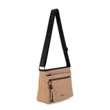 Bandolera de nylon color tostado, con correa larga regulable negra con el logo de la marca estampado. Cuenta con compartimento principal con cierre, bolsillo frontal con cierre y tirador decorativo, y bolsillo trasero con cierre. Incorpora detalles de la marca en el frente.