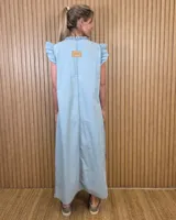 Vestido midi verde militar de rayas verticales blancas, con cuello alto con volados, mangas cortas con volados y cierre frontal completo de botones.