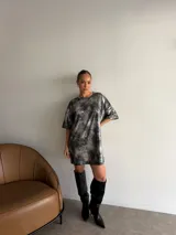 Remerón corto negro de tejido con acabado brillante, corte holgado, mangas cortas y cuello redondo.