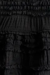 Top negro de manga larga en tejido fruncido con escote bote y detalles de volados en el diseño, corte entallado y peplum.