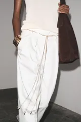 Pack de dos cinturones: uno de eslabones metálicos con perlas y conchas, con cierre de mosquetón; y otro de cordón con nudos y perlas, con cierre de lazada.