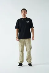 Pantalón cargo color marrón, de corte regular, con bolsillos cargo en las piernas y puños rectos.