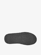 Zueco tipo Mary Jane de la marca UGG, color negro, con diseño de plataforma alta y forro interior de piel de oveja. Presenta costuras decorativas y una tira sobre el empeine.