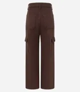 Pantalón de sarga color verde oliva con corte recto y tiro alto. Presenta bolsillos cargo laterales con solapa y cierre frontal con botón y cremallera.