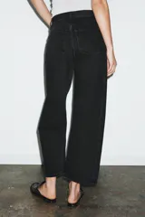 Jeans de tiro medio con corte relajado y largo al tobillo. Presenta diseño de cinco bolsillos, trabillas en la cintura y cierre frontal con cremallera y botón metálico.