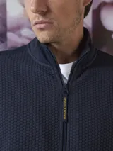 Campera tipo fleece de Benson & Thomas, con cierre frontal completo, cuello alto y textura acolchada en el panel frontal. Posee puños y ruedo acanalados.