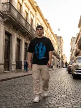 Remera oversize negra con estampa frontal en azul que simula un rostro envuelto en llamas. Debajo de la imagen se lee el texto "*LOST SOULS*" y una línea más pequeña que dice "WHERE YOU SAW YOURSELF".