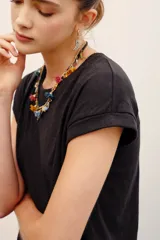 Remera básica de algodón color negro, con mangas cortas y cuello redondo.