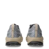 Championes de trail running New Balance modelo Garoe, color gris con detalles en naranja y suela en tono arena. Presentan tecnología Fresh Foam en la entresuela para mayor amortiguación y refuerzos en la puntera para mayor protección.