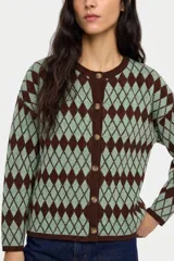 Saco tejido con diseño de rombos en tonos verde menta y marrón, con cuello redondo y cierre frontal de botones.