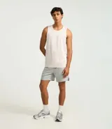 Musculosa deportiva de hombre, corte regular, con cuello redondo y estampado abstracto en tono claro. Posee tecnología Dry para mayor transpirabilidad.