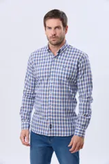Camisa de lino y algodón con diseño a cuadros en tonos de azul, beige y blanco, de manga larga, cuello abotonado y cierre frontal con botones.