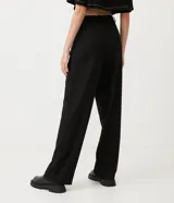 Pantalón negro de corte wide leg, estilo sastrero, con pliegues frontales y cierre con botón.