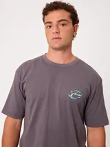 Remera Rusty de manga corta, color blanco, con ajuste holgado y gran estampa gráfica en la espalda de un mago surfeando entre olas.