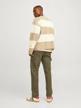 Pantalón cargo de hombre color verde oliva oscuro (Olive Night), de corte relajado y tiro medio. Confeccionado en sarga de algodón, presenta bolsillos cargo laterales, bolsillos frontales y traseros, y cordones ajustables en los dobladillos.