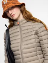 Campera acolchada Save The Duck modelo Carly, color verde militar, confeccionada en nylon y rellena con Plumtech. Cuenta con cuello alto, cierre bidireccional, bolsillos laterales con cierre y logo redondo de goma en la manga izquierda.