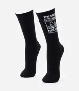 Medias de caña larga color negro, confeccionadas en tejido de algodón. Presentan un diseño estampado en la parte superior de la caña con el logo de Peanuts Records y la figura de Snoopy en color blanco.
