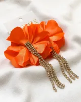 Aros colgantes dorados con strass y forma de flor naranja.