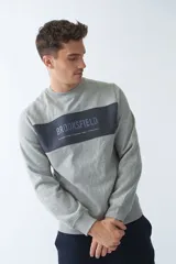 Buzo de felpa azul marino con una franja horizontal bordó en el pecho con la inscripción "BROOKSFIELD ESTABLISHED IN TORINO, ITALY - SINCE 1971".