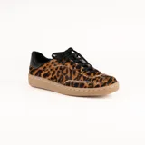 Championes de estilo urbano con diseño combinado en cuero negro y paneles laterales con estampado animal print tipo leopardo. Presenta detalle en color dorado en el talón, cierre con cordones negros y suela de goma en tono natural.