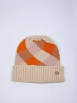 Gorro de lana tejido de punto con diseño de jacquard a cuadros en tonos beige, naranja y rosa.