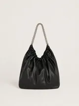 Cartera tipo hobo de cuero negro con diseño fruncido en la parte superior y asa de cadena metálica plateada.