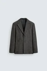 Blazer de corte regular confeccionado en tejido con lana, con cuello de solapas de muesca, cierre frontal de dos botones, mangas largas con puños abotonados y bolsillos de plastrón en la parte frontal.