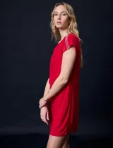 Vestido corto rojo de seda fría, con cuello redondo y mangas cortas con apliques de brillos en los hombros.