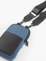 Porta celular color beige con diseño acolchado y correa regulable. Cuenta con un compartimento interno para tarjetas.