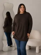 Buzo de hilo gris con cuello redondo, mangas largas y diseño holgado, adornado con aplicaciones de flores en relieve.