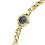 Reloj Guess modelo Siren con caja de 22 mm en acero inoxidable dorado. Presenta una esfera azul con acabado sunray, bisel con cristales incrustados y correa tipo brazalete de eslabones dorados.