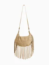 Cartera estilo hobo de cuero color rojo, con diseño semilunar, decoración de tachas metálicas plateadas y flecos largos colgantes en la parte inferior. Cuenta con correa ajustable para el hombro y forro interior con bolsillo.