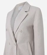 Saco largo de corte recto confeccionado en polivelour, con cuello de solapas, cierre frontal con botones y bolsillos laterales. Presenta un diseño elegante y funcional, ideal para la temporada de invierno.
