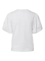 Remera de algodón orgánico color blanco, con cuello redondo y mangas cortas abullonadas de estilo globo.