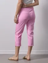 Pantalón capri blanco de tencel elastizado, marca Ruby Rd. Tiene pretina ancha elastizada, bolsillos simulados delanteros, bolsillos aplicados traseros, corte recto y terminación de ruedo desflecado.