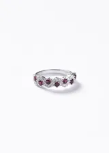Anillo de plata 925 con diseño de banda decorada con zirconias fucsias y blancas engastadas.