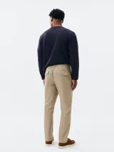 Pantalón de vestir azul marino, de corte chino, confeccionado en lino.