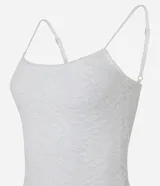 Vestido largo blanco de encaje con breteles finos ajustables y forro corto.